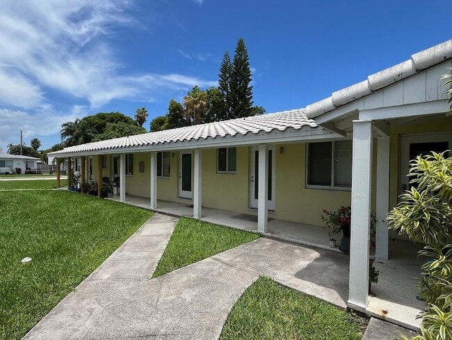 1712 Fletcher St, Unit 3 in Hollywood, FL - Foto de edificio - Building Photo