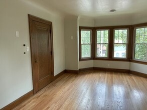 6615 W Bluemound Rd, Unit Apt3 in Milwaukee, WI - Foto de edificio - Building Photo