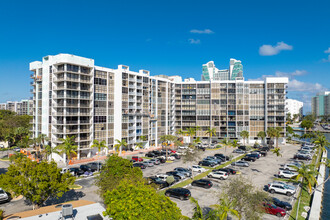 Towers Of Oceanview in Hallandale, FL - Foto de edificio - Primary Photo