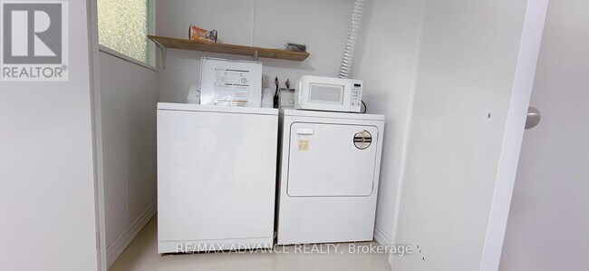 12 Daleena Dr in Toronto, ON - Building Photo - Building Photo