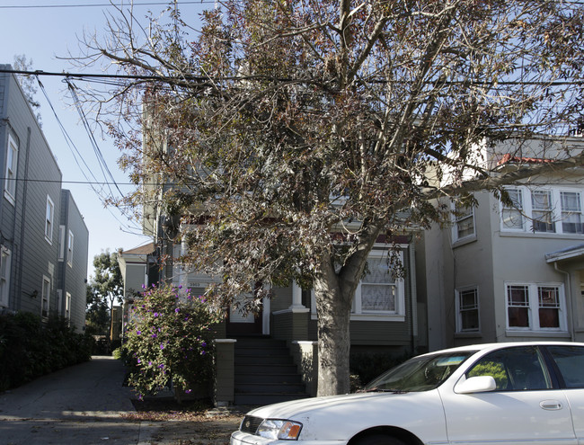 3901-3903 Clarke St in Oakland, CA - Foto de edificio - Building Photo