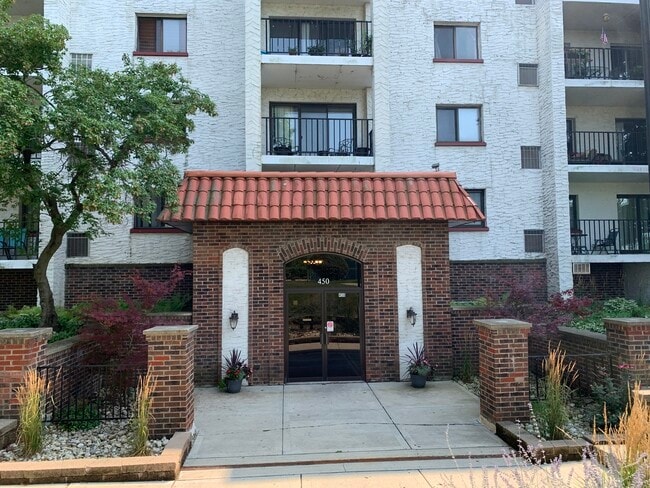 450 Plum Creek Dr in Wheeling, IL - Building Photo - Building Photo