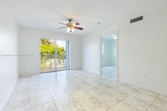 1060 NW 7th St in Miami, FL - Building Photo - Building Photo