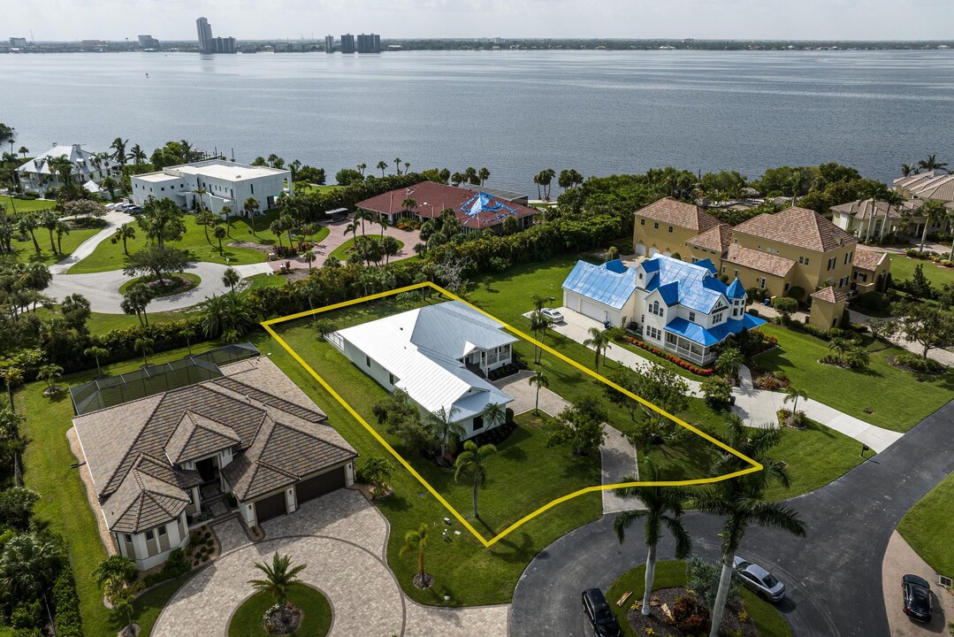 12630 Panasoffkee Dr in North Fort Myers, FL - Building Photo