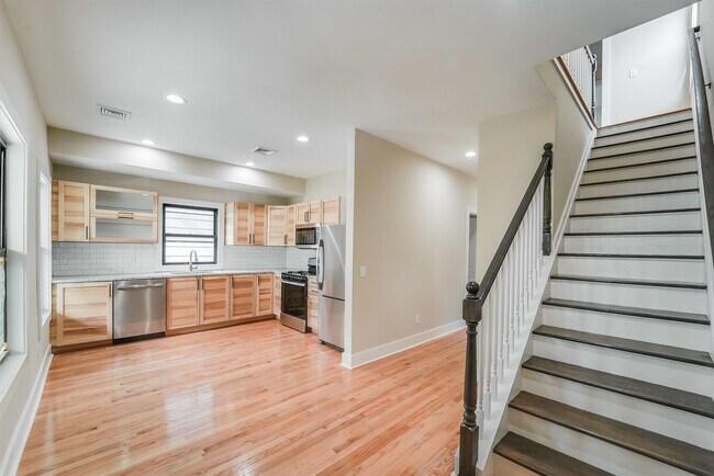 58 Hutton St in Jersey City, NJ - Building Photo - Building Photo