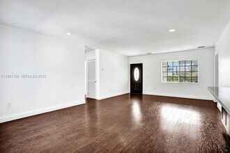 6871 SW 50th Terrace in Miami, FL - Building Photo - Building Photo