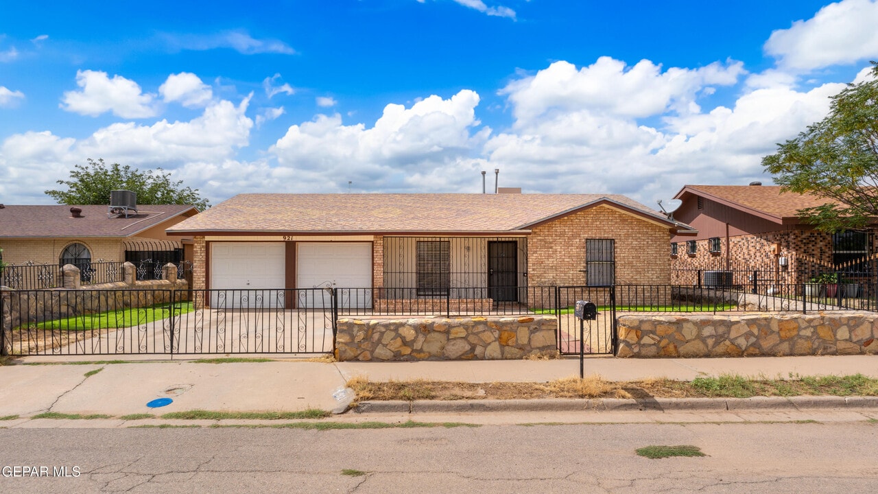 921 Wier Ln in El Paso, TX - Building Photo