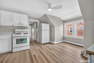 129 Francis Ave, Unit 3rd Floor in Hartford, CT - Building Photo