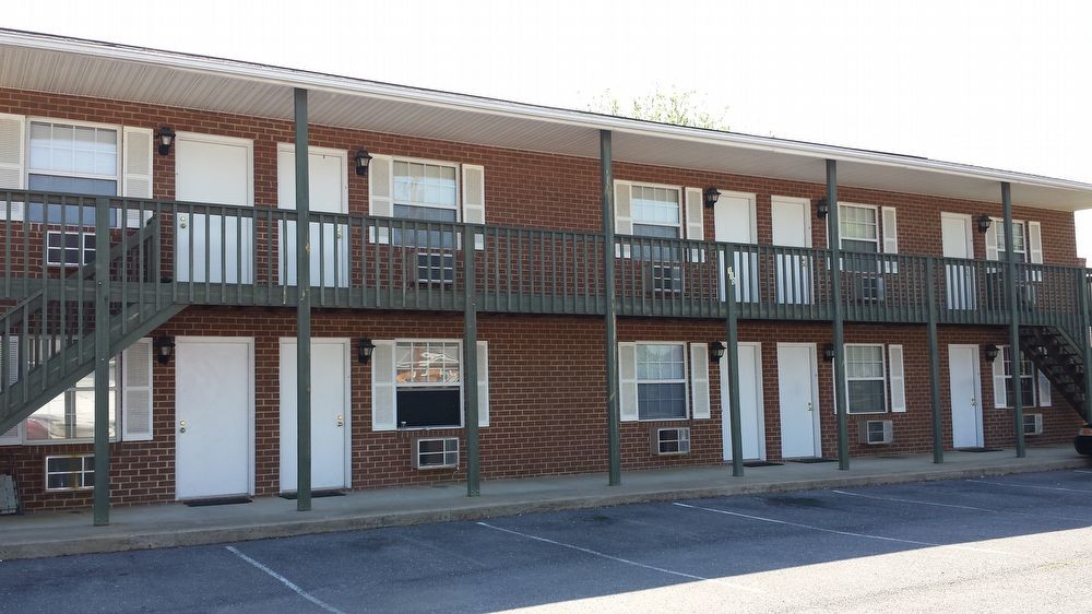 110 Lucas Ln-Unit -#5 in Elkton, VA - Building Photo