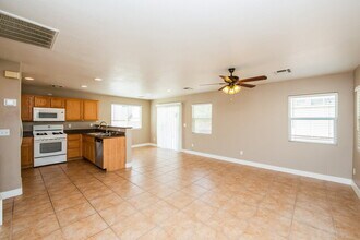 8225 W Wildwood Glen Dr in Las Vegas, NV - Building Photo - Building Photo