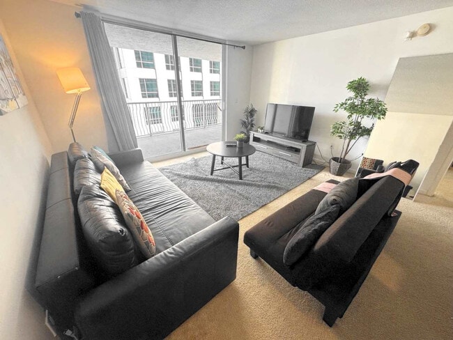 1 SE 12th St in Miami, FL - Foto de edificio - Building Photo