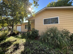 10920 SE Cherry Blossom Dr in Portland, OR - Building Photo - Building Photo