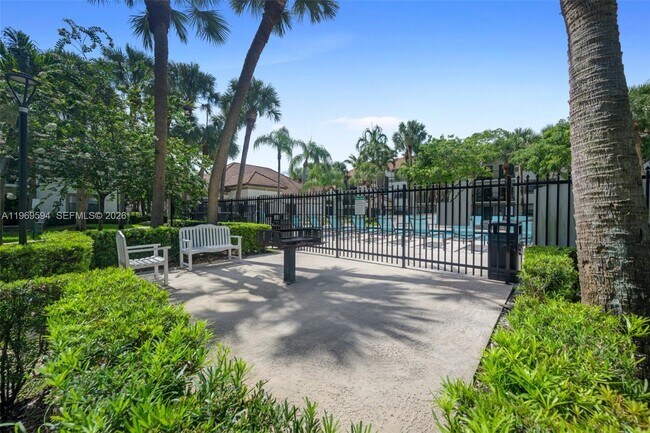 530 S Park Rd in Hollywood, FL - Foto de edificio - Building Photo