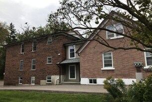 379-379 Erb St. W in Waterloo, ON - Building Photo