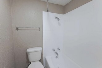 531 Bedford Rd, Unit 218 in Bedford, TX - Foto de edificio - Building Photo