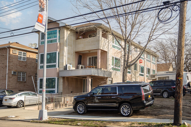 5735 Lawrence St in Flushing, NY - Foto de edificio - Building Photo