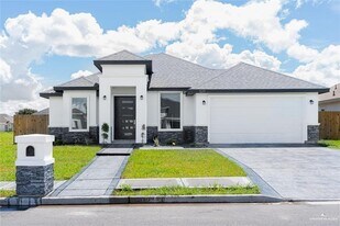 16 Country Club Dr in Alamo, TX - Building Photo