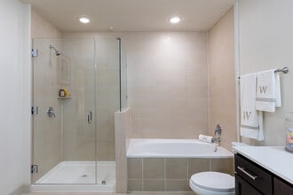 Domain West in Houston, TX - Foto de edificio - Building Photo