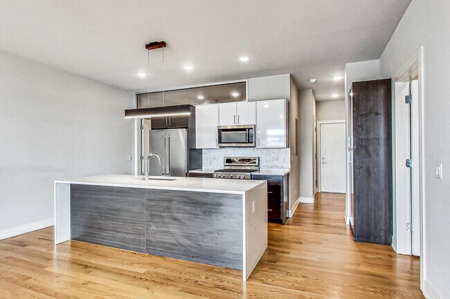 1641 W Grand Ave, Unit 304 in Chicago, IL - Foto de edificio - Building Photo