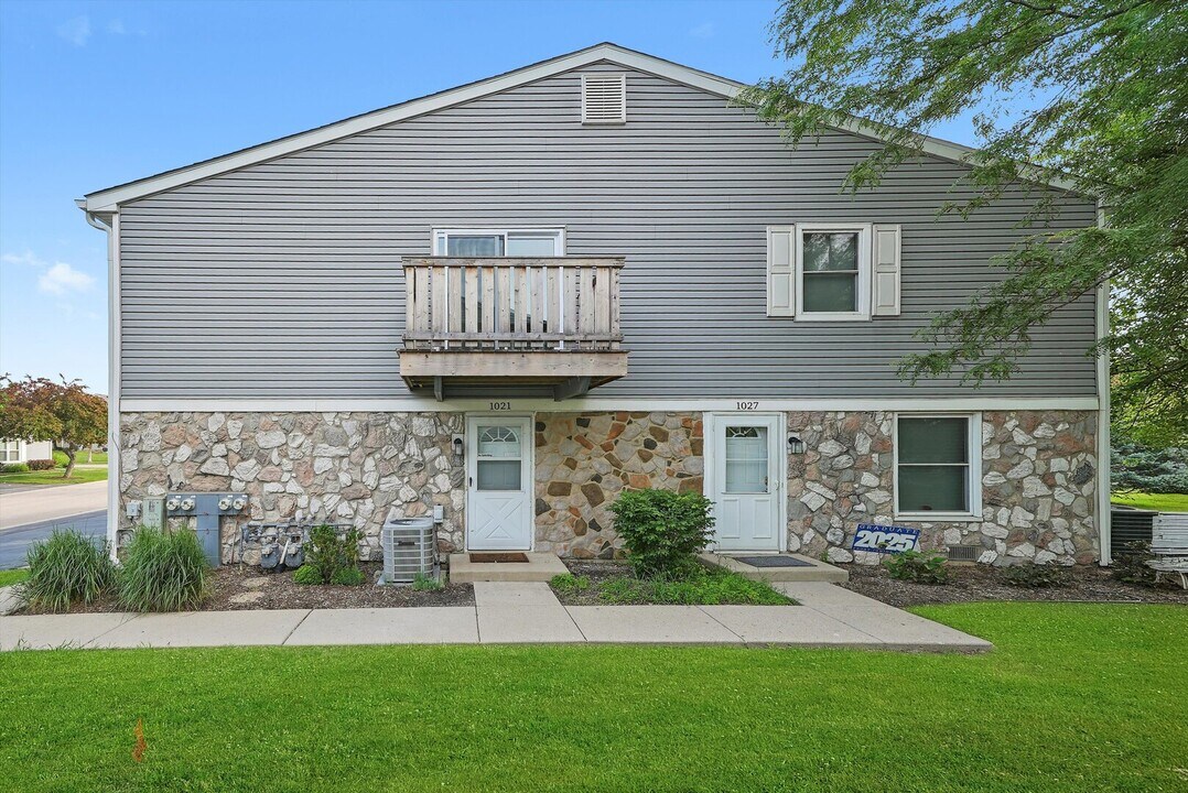 1021 Brunswick Harbor in Schaumburg, IL - Building Photo