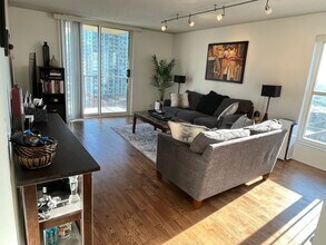 1212N N La Salle Dr in Chicago, IL - Building Photo - Building Photo