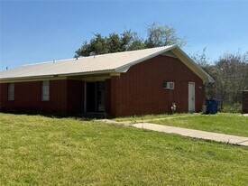 1905 10th St in Hempstead, TX - Building Photo
