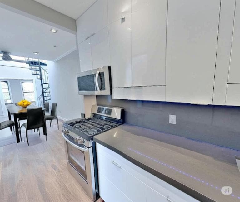 321 E 10th St in New York, NY - Building Photo