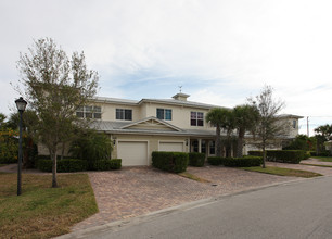 2500-2529 Creekside Dr in White City, FL - Building Photo - Building Photo