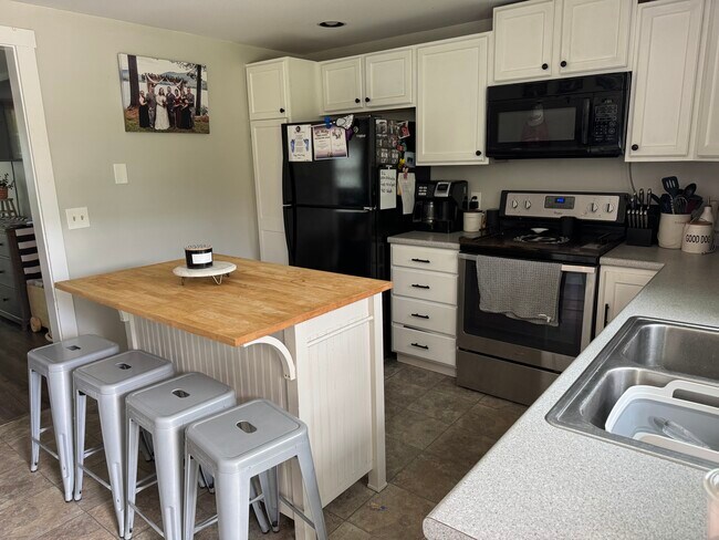 833 Fairbanks Rd, Unit 2 in Farmington, ME - Building Photo - Building Photo