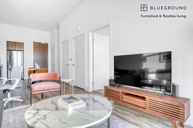 1355 El Camino Real in Redwood City, CA - Foto de edificio - Building Photo