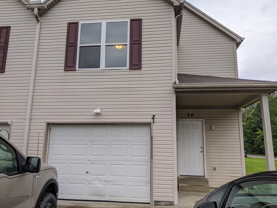 80 Cambridge Dr, Unit Unit 22 in Georgetown, OH - Building Photo