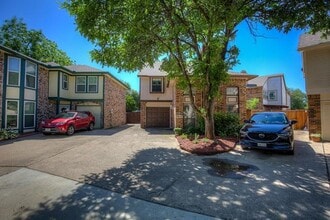 300 Stoneledge Dr in Irving, TX - Building Photo - Building Photo