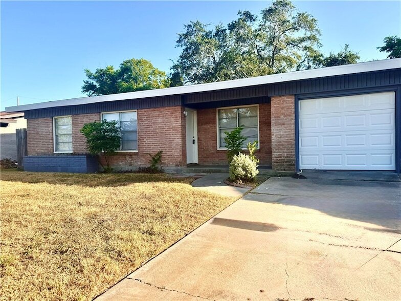 5913 Lucille Dr in Corpus Christi, TX - Building Photo