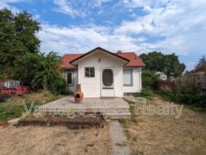 481 Wardlaw Ave in Kelowna, BC - Building Photo - Building Photo