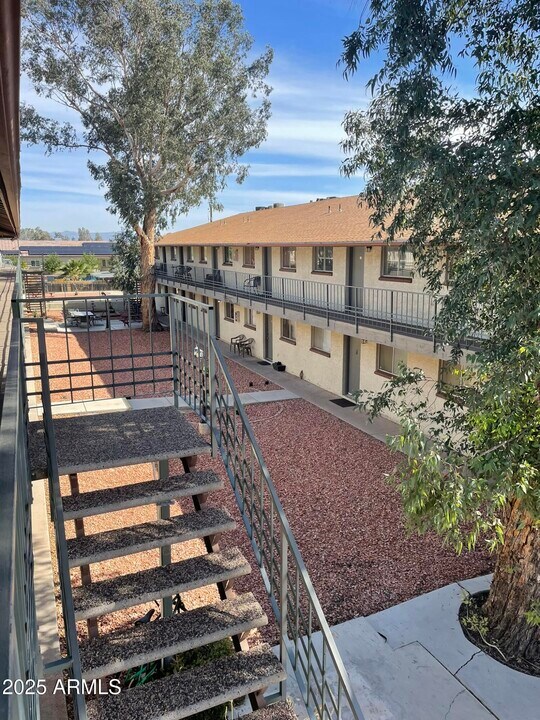2002 E Sweetwater Ave in Phoenix, AZ - Building Photo
