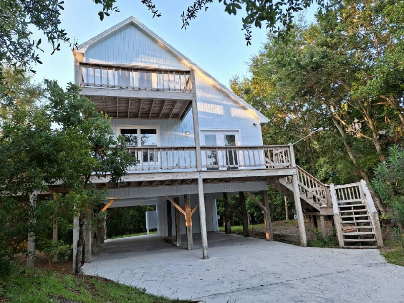 211 Stroud St in Emerald Isle, NC - Foto de edificio