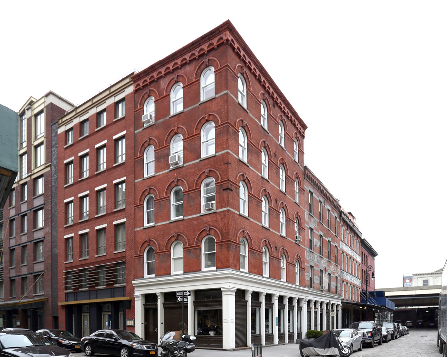 142 Beekman St in New York, NY - Building Photo