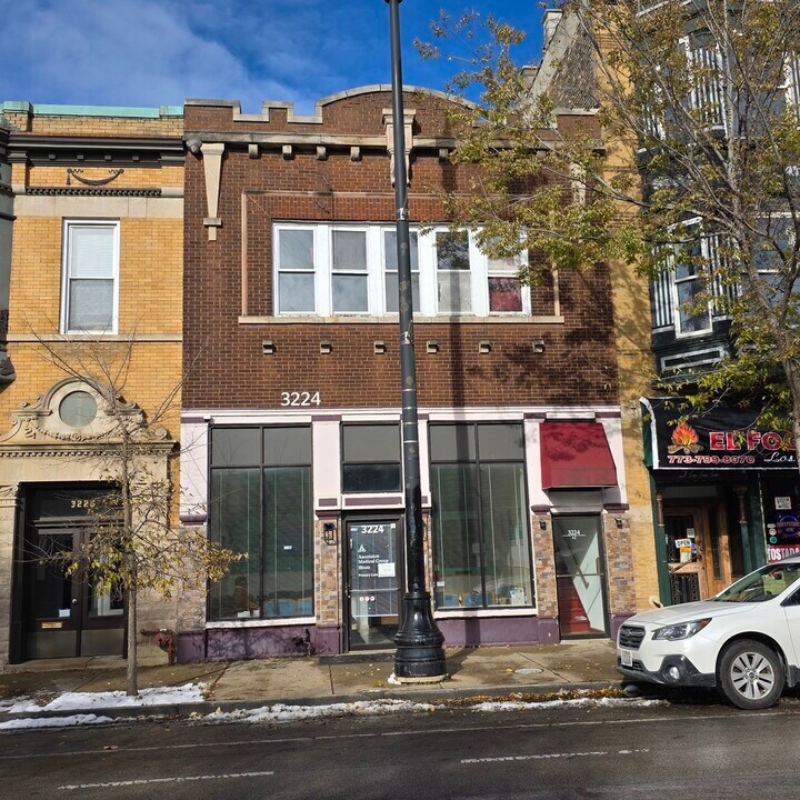 3224 W Armitage Ave in Chicago, IL - Building Photo