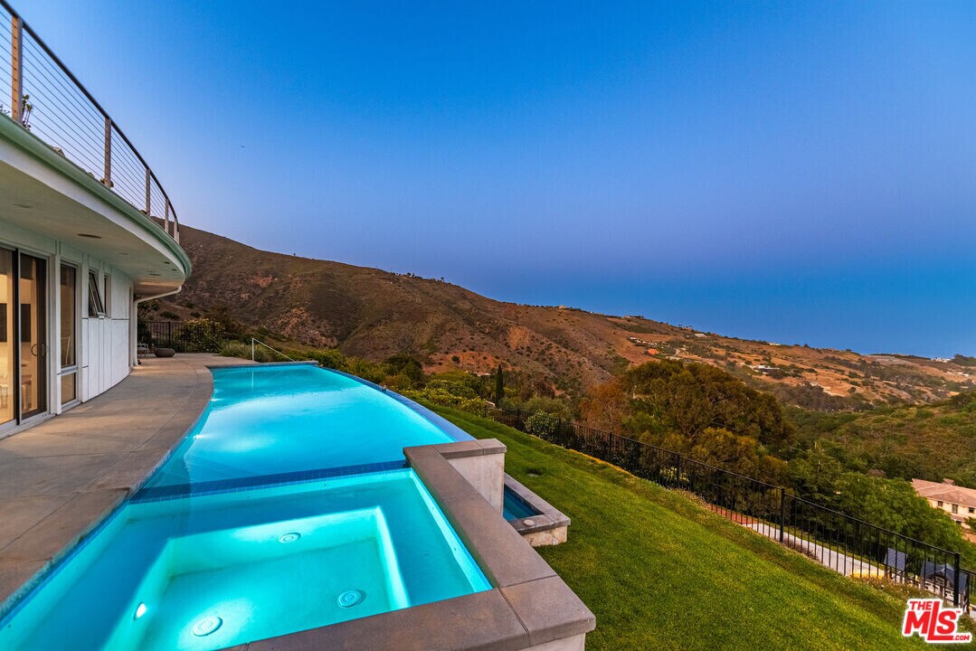 28405 Via Acero in Malibu, CA - Building Photo