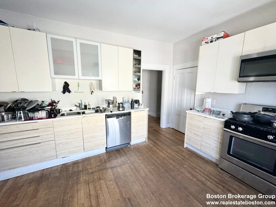 158 Boston St, Unit 2 in Boston, MA - Building Photo
