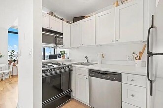 300 E 93rd St in New York, NY - Building Photo - Building Photo