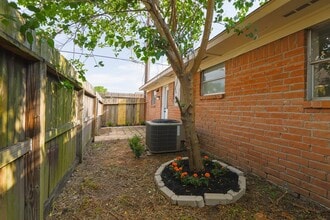3324 Burke Rd in Pasadena, TX - Building Photo - Building Photo