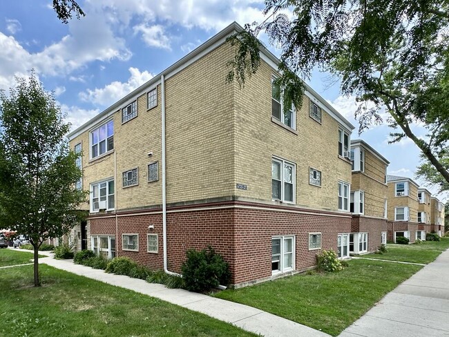 property at 6727 N California Ave