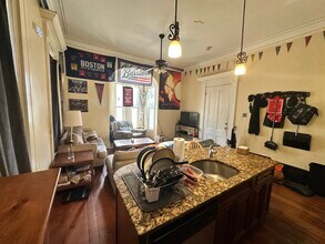 135 Hillside St, Unit 2 in Boston, MA - Foto de edificio - Building Photo