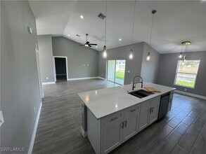 3561 NE 9th Ave in Cape Coral, FL - Foto de edificio - Building Photo