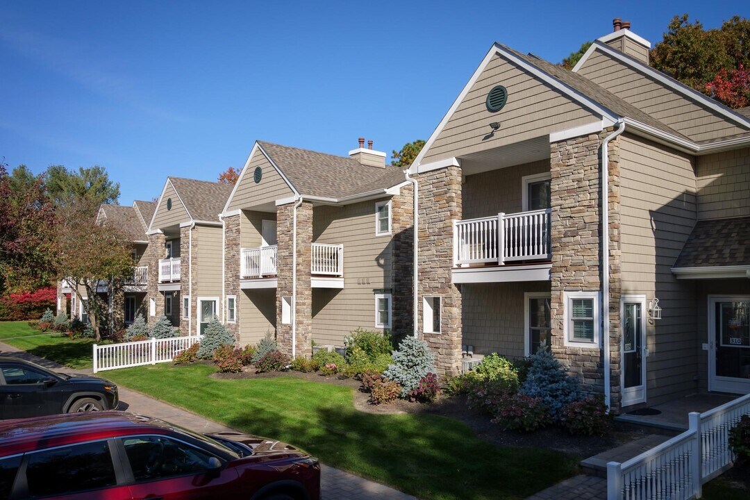 1000 Saddle Rock Rd in Holbrook, NY - Foto de edificio