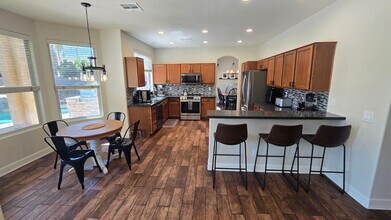 8213 W Quail Ave in Peoria, AZ - Building Photo - Building Photo