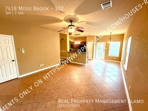 7418 Moss Brook Dr in San Antonio, TX - Foto de edificio - Building Photo