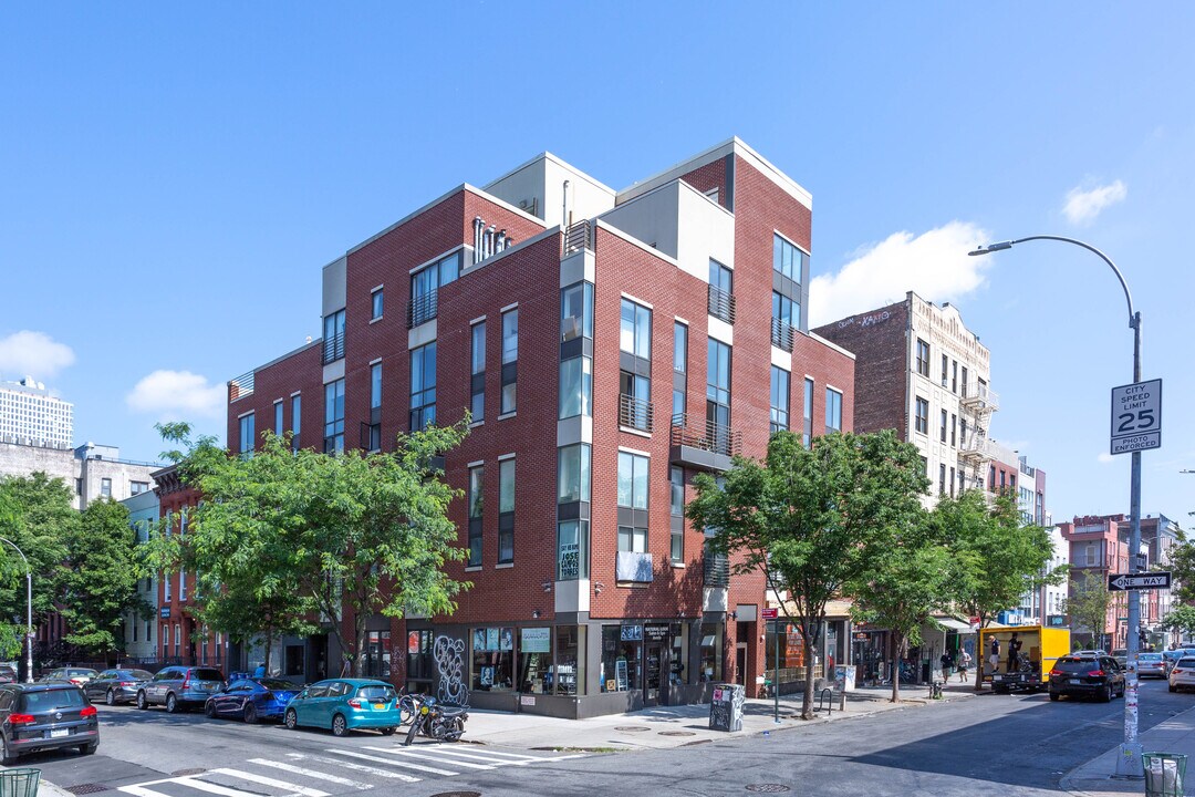 320 Bedford Ave in Brooklyn, NY - Building Photo