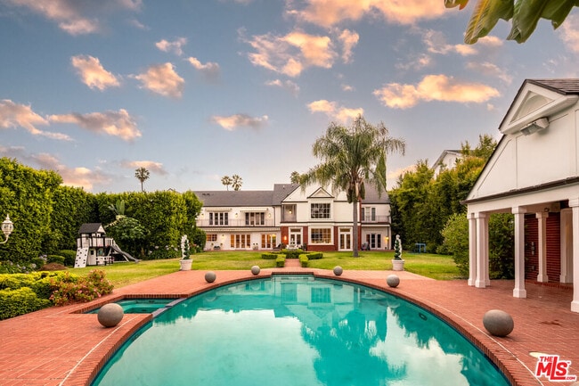 property at 804 N Rodeo Dr
